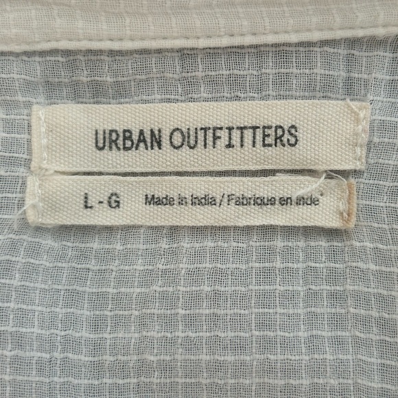 URBAN OUTFITTERS White Windowpane Cropped Camp Shirt Buttoned Large - Picture 10 of 11